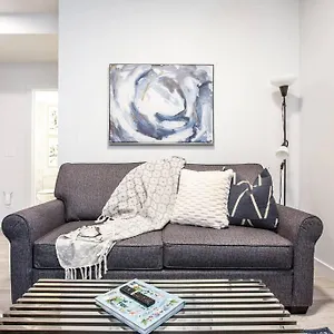 *new* Modern King Bed! Netflix! Sleeps 4! Apartment